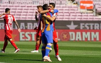 سواريز يصافح ميسي قبل انطلاق مباراة برشلونة وأتلتيكو