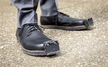 ابتكار أحذية ثورية تساعد المكفوفين على تجنب العقبات (فيديو وصور)
