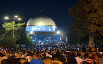 رغم إجراءات الاحتلال: أعداد كبيرة من الفلسطينيين في المسجد الأقصى لإحياء ليلة القدر