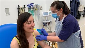 "الجارديان": تطعيم 33.5% من البالغين في المملكة المتحدة ضد فيروس كورونا