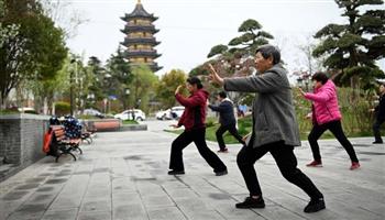 فيديو يرصد تصرفات مذهلة لمسنين صينيين.. لن تصدق ما يفعلونه!