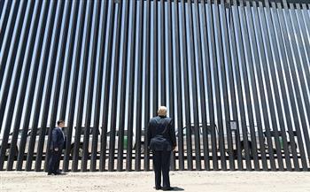 حاكم تكساس يريد استئناف بناء جدار ترامب على حدود المكسيك