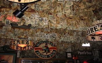 مجنون يزين جدران مطعمه بمليوني دولار بدلا من ورق الحائط 