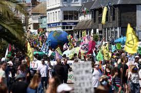 مظاهرات أمام مركز الإعلام لقمة مجموعة السبع في إنجلترا