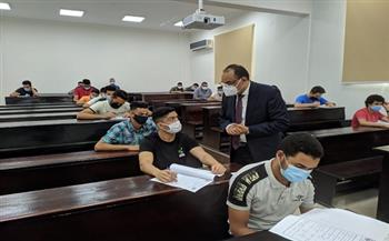 رئيس جامعة بني سويف التكنولوجية يتفقد امتحانات نهاية العام بالكلية المصرية الكورية