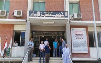 أطفال معهد جنوب مصر للأورام يكرمون نائب رئيس جامعة أسيوط