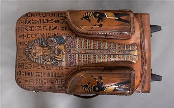 بنقوش فرعونية.. أول شنطة سفر مصنوعة كليًا من الجلد الطبيعي بأيدي مصرية (صور)