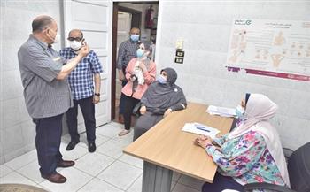 محافظ أسيوط يتابع تلقي المواطنين للقاح كورونا بالوليدية