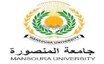 تكريم 3 طلاب عثروا على مبلغ مالي كبير داخل جامعة المنصورة