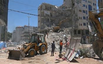 سكان قطاع غزة يعيدون تدوير أنقاض المنازل المدمرة استعدادا لعملية إعادة الإعمار