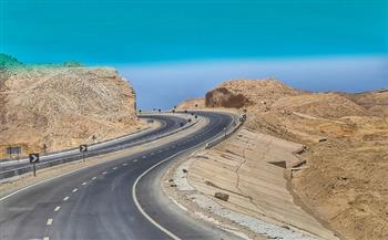 «تسلم إيد اللي شق الصحراء».. طريق مرسى علم الجديد يثير إعجاب رواد «فيس بوك» (صور)