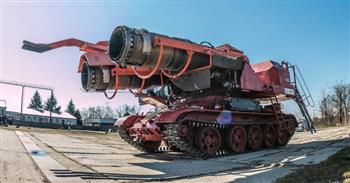 دبابة سوفيتية قديمة تتحول لأكبر سيارة إطفاء فى العالم.. فيديو