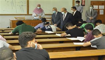 رئيس جامعة المنيا يتفقد لجان امتحانات الفرقة الثانية لكليتى الحاسبات ودار العلوم 