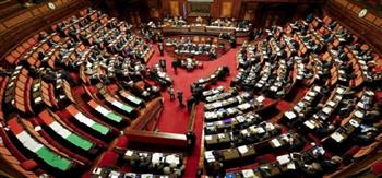 برلماني إيطالي: غير مقبول أن يخلق المهاجرون الوافدون بؤراً لكوفيد