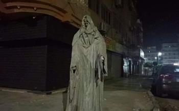 «أكلة الموت».. تمثال ظهر فجأة في الشارع يثير الذعر في الإسماعيلية