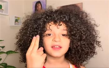 طفلة تخطف قلوب رواد «فيس بوك» بعد حديثها عن شعرها "الكيرلي" (فيديو)