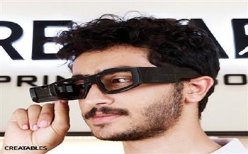 بسبب عطل إطار سيارة.. «عمر» يخترع نظارة للتواصل مع الصم والبكم وينتظر الدعم (صور)