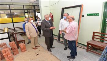 رئيس جامعة المنصورة يتفقد تطوير مستشفى الطلبة