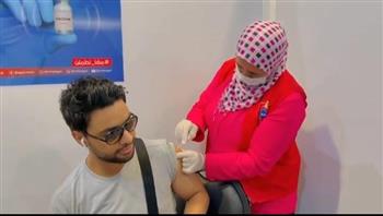 أحمد جمال يتلقى الجرعة الأولى من لقاح «كورونا» (فيديو)