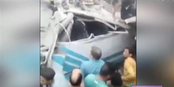 شاهد.. اللقطات الأولى من حادث اصطدام قطار بضائع بأتوبيس لنقل العمال فى حلوان (فيديو)