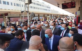جولة مفاجئة لوزير النقل تكشف المستور في محطة مصر.. اعرف التفاصيل (صور)