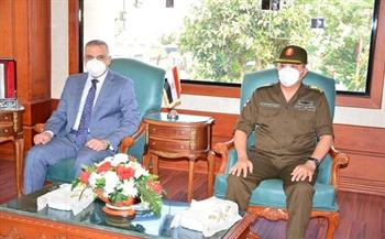 محافظ سوهاج وقائد المنطقة الجنوبية العسكرية يبحثان تطوير الريف المصري