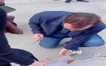 تصرف غريب من فنان أمريكي مع فتاة محجبة يشعل الغضب على السوشيال ميديا