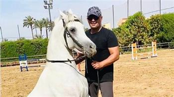 أحمد السقا يمارس رياضة قفز الحواجز بالخيول في أحدث ظهور له على إنستجرام 