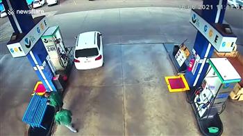 بسبب تركه خرطوم البنزين فى سيارته.. سائق كاد أن يتسبب بكارثة (فيديو)