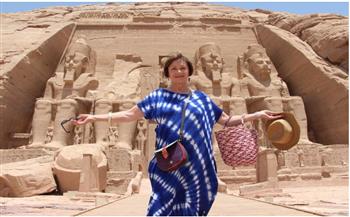 النجمة الفرنسية ماشا ميريل تزور معبد أبو سمبل: حلمي تحقق (صور)