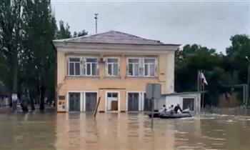 الجيش الروسي يشارك في مساعدة المتضررين من الفيضانات..وطلبة يشاركون في بناء سد 