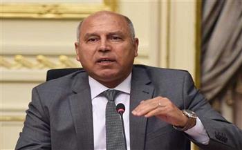 وزير النقل يكشف رد فعل الرئيس السيسي على حادث تصادم جرار بقطار في الإسكندرية