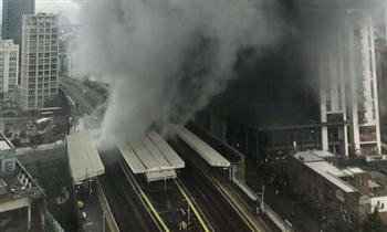 اندلاع حريق ضخم ببريطانيا تسبب في توقف القطارات (فيديو)