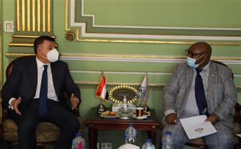 رئيس جامعة عين شمس يلتقي السفير البوروندي بقصر الزعفران