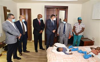 السفير البوروندي ورئيس جامعة عين شمس يطمئنان على التؤام البوروندي بعد نجاح عملية الفصل بمستشفى الدمرداش 