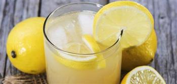 فوائد بالجملة.. خبير تغذية ينصح بتناول عصير الليمون