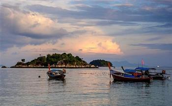 تايلاند تحتجز زورقي صيد فيتناميين وأفراد طواقمها أثناء صيدهما بطريقة غير مشروعة