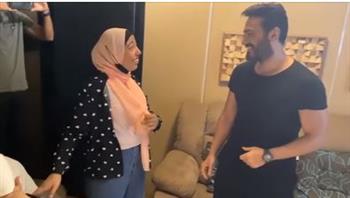تامر حسني يفاجئ معجبة مصابة بورم سرطاني.. اعرف التفاصيل (فيديو)