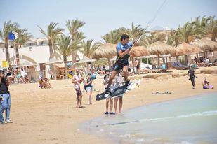 عمر مدرك يكشف لـ«دار الهلال» سبب تنقله في مصر لنشر رياضة «الكايت سيرفينج»