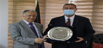 سفير فلسطين بالقاهرة يكرم أمين مجلس الوحدة الاقتصادية العربية لانتهاء مهامه 