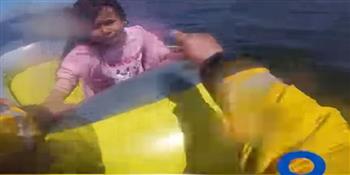 الصدفة تنقذ طفلة جرفت الأمواج عوامتها الصغيرة (فيديو)
