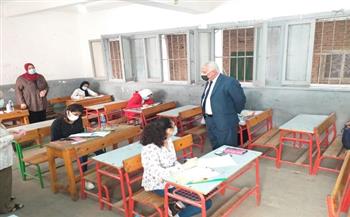 مدير تعليم الإسكندرية يتفقد لجان امتحانات الشهادة الاعدادية 