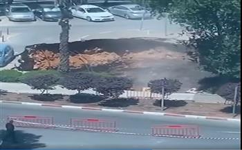 الأرض تبتلع السيارات في إسرائيل.. والسلطات تبحث عن العالقين (فيديو وصور)
