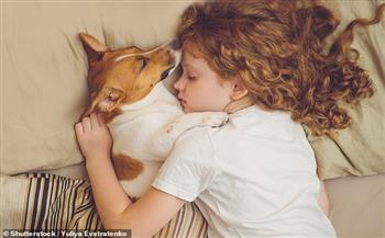 دراسة تكشف تأثير الحيوانات الأليفة على نوم الأطفال ليلا