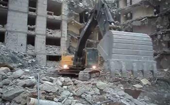 بشجاعة كبيرة.. سائق حفار مصري يصعد فوق ركام برج بقطاع غزة لمواصلة جهود الإعمار (فيديو)