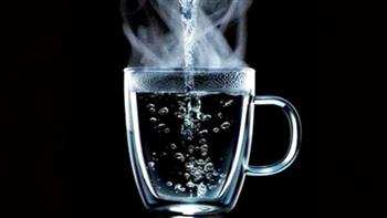 من معالجة الإمساك إلي حل مشاكل البرد.. فوائد مذهلة للماء الساخن