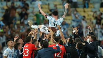 لاعبو الأرجنتين يحملون ميسى بعد التتويج بكوبا أمريكا