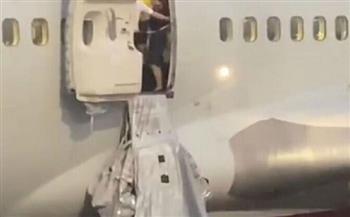 روسي يفتح باب الطوارئ في الطائرة بسبب الحر