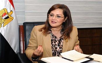 وزيرة التخطيط تسلم 5 مراكز تكنولوجية متنقلة لقطاع الأحوال المدنية