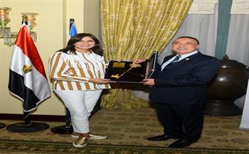 الشريف يهدي وزيرة الهجرة مفتاح الإسكندرية تقديرًا لجهودها